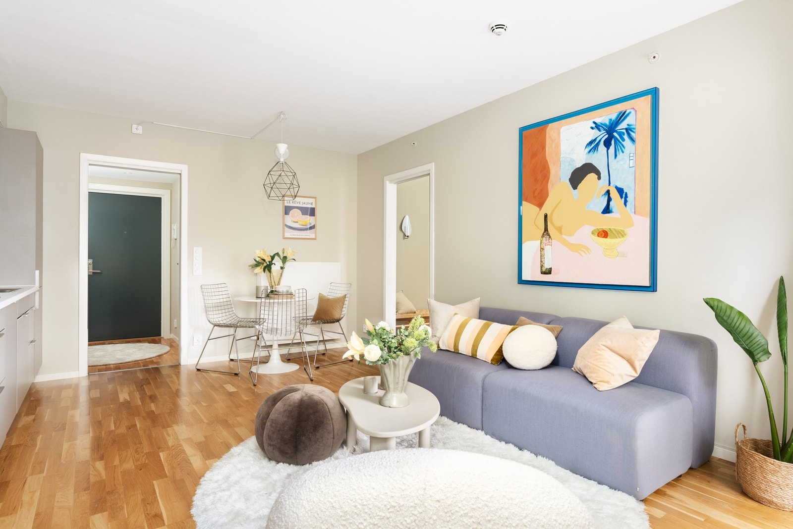 Overflatene er malt i en moderne og behagelig fargetone, og på gulvet er det 3-stavs parkett. Galleribilde