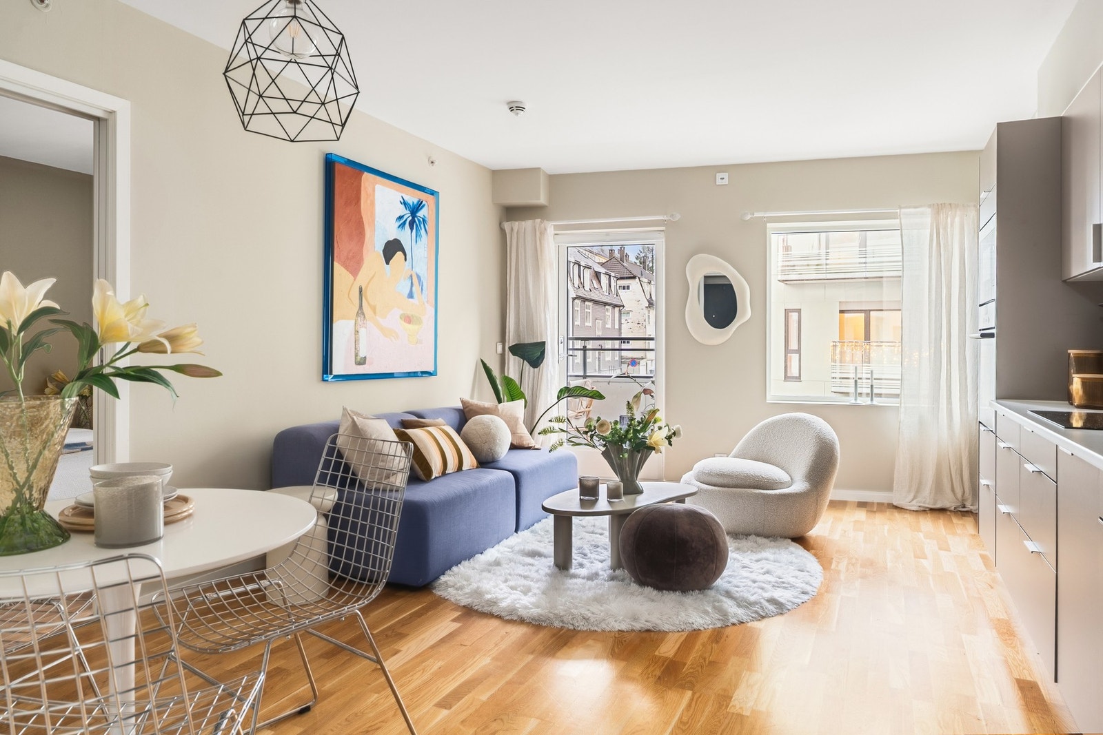 Store vindusflater slipper inn rikelig med naturlig lys. Galleribilde