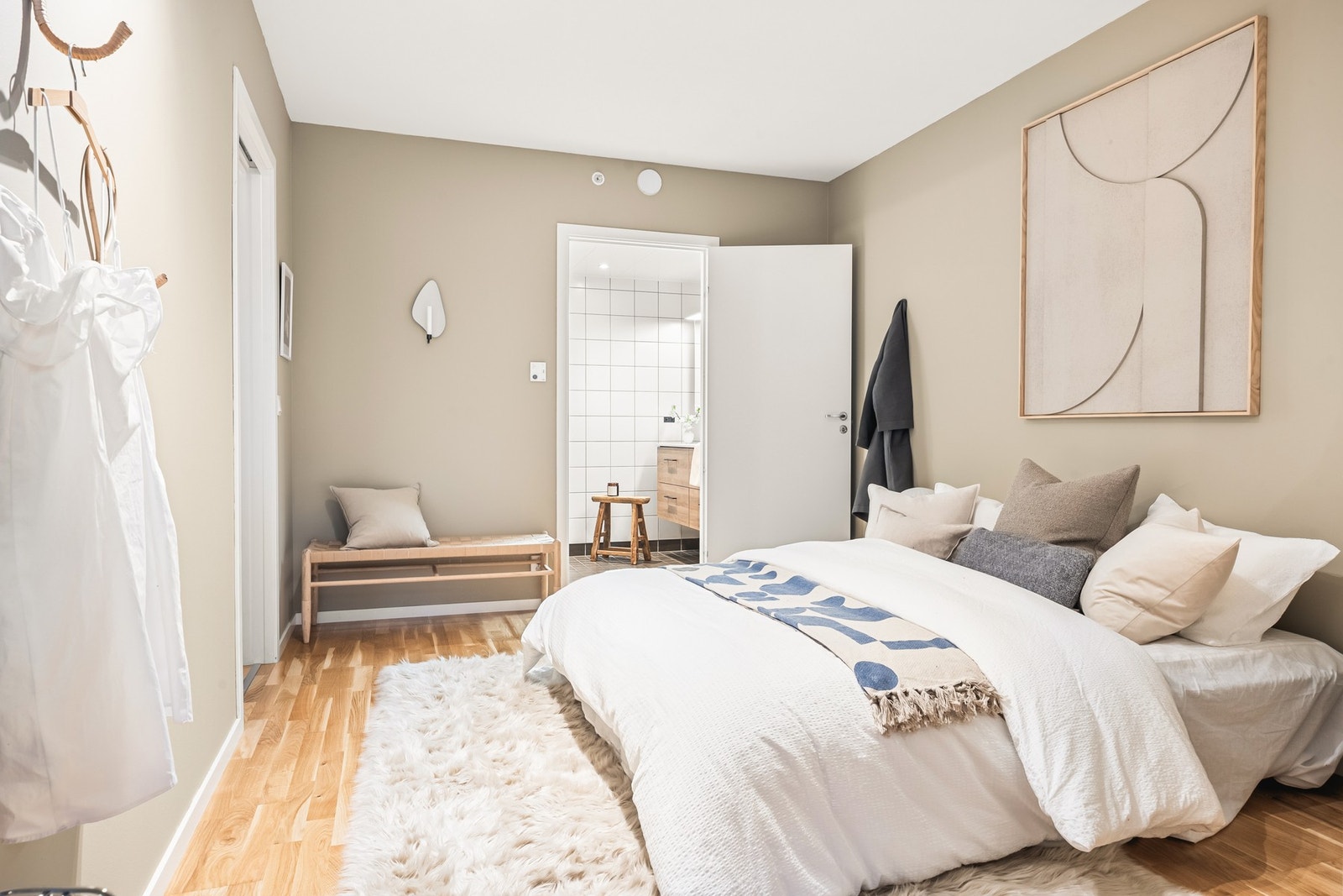 Du har tilgang på badet direkte fra soverommet. Galleribilde