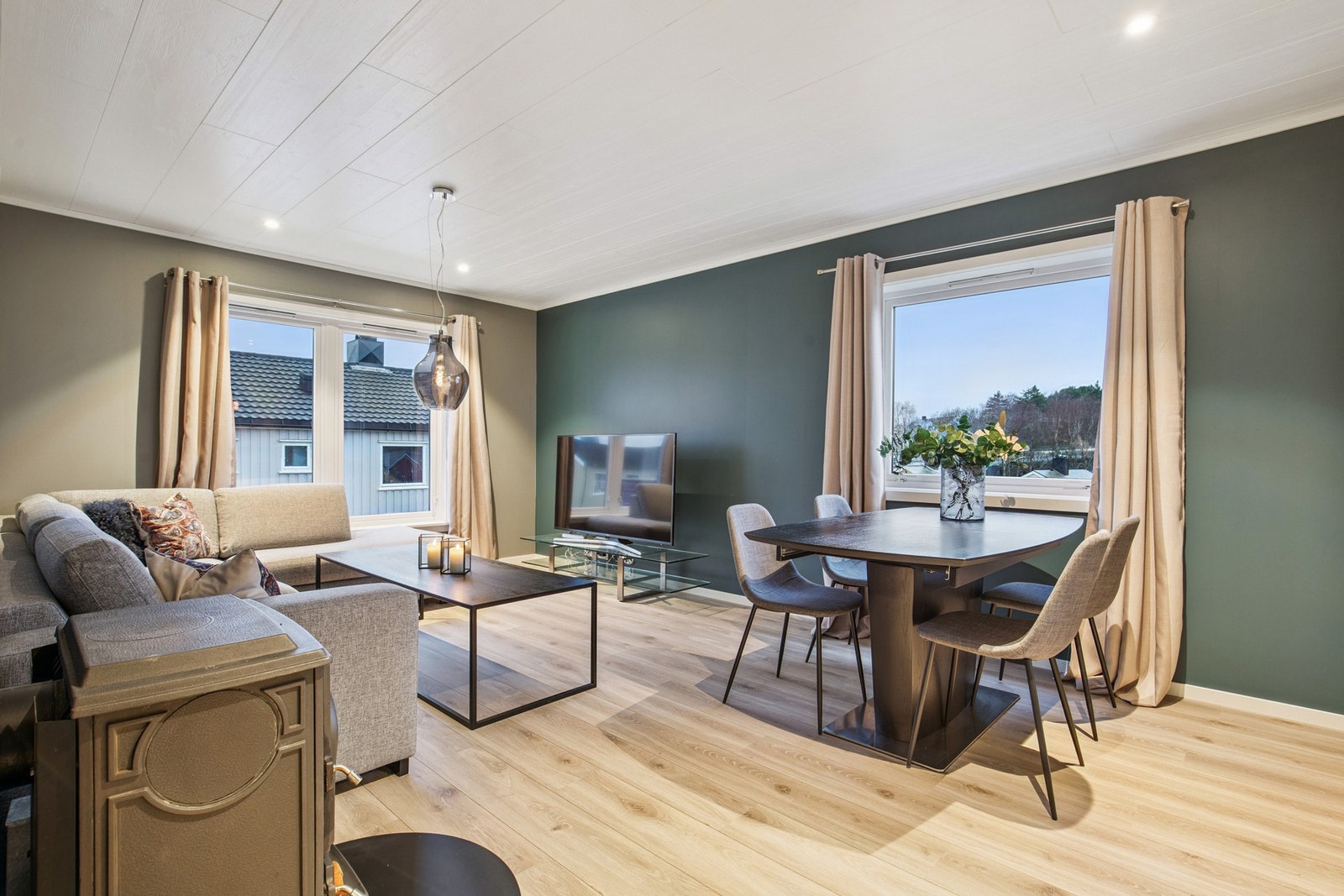 Ali Khoshnau ved EiendomsMegler 1 har gleden av å presentere Storenggata 5! Foto: EFKT (Vilde Dahl) Galleribilde