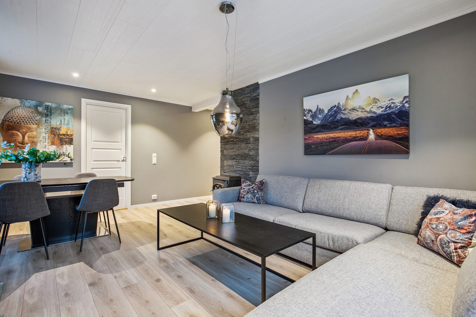 Romslig stue og en komfortabel lounge Galleribilde