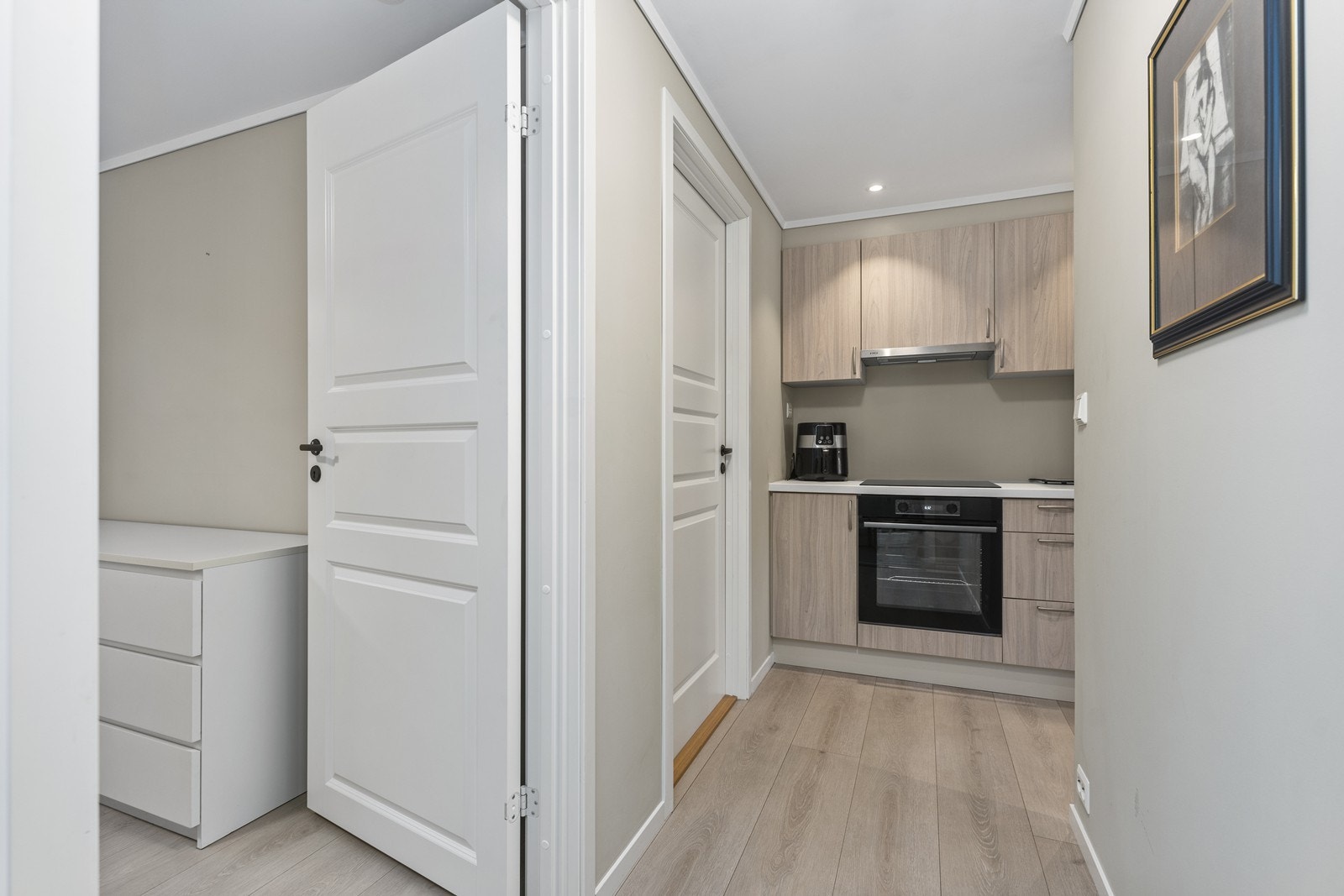 Gang videre inn til soverom og bad. Det ene soverommet er i dag brukt som walk-in closet. Galleribilde