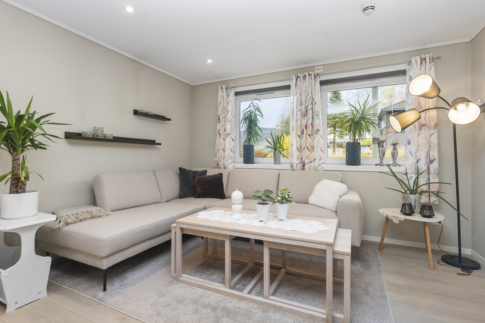 Leiligheten har en lun og god atmosfære med moderne fargevalg på vegger, downlights i tak og enstavs laminat gulv. Galleribilde