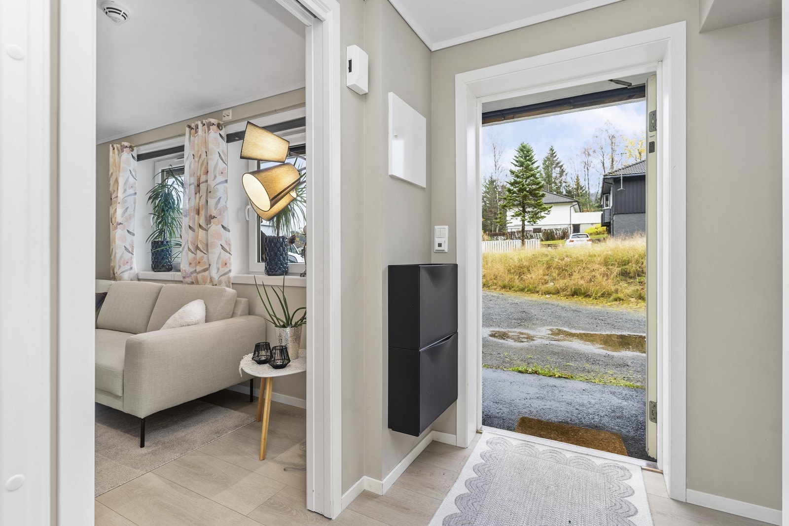 Inngangsparti hvor du har adkomst til vaskerom fra entre, og til stue og kjøkken. Galleribilde