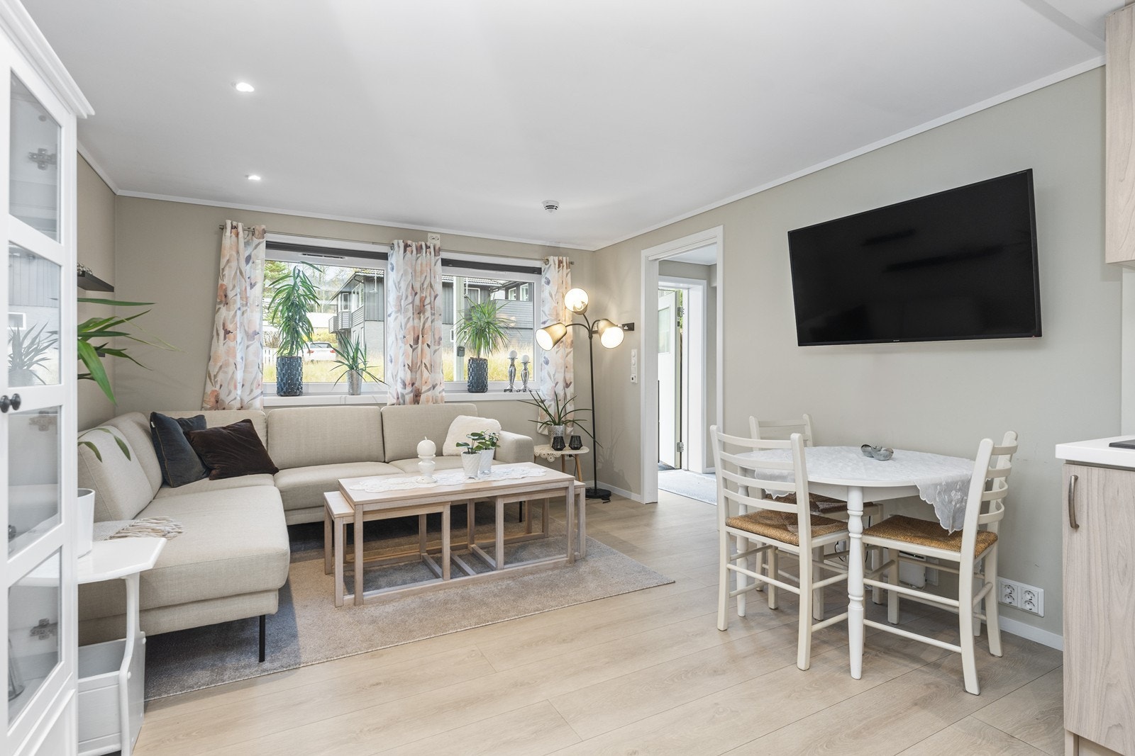 Arealeffektiv leilighet i første etasje med trappefri atkomst hvor du har stue/kjøkken, entre, vaskerom, bad og to soverom. Galleribilde