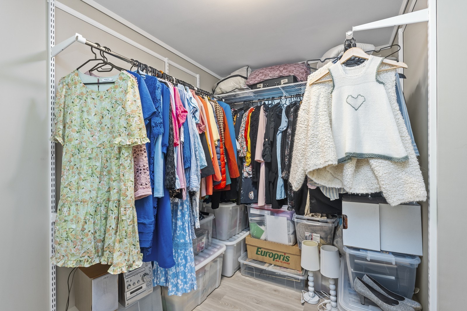 Soverom 2 som i dag brukes som walkin-closet/oppbevaring. Galleribilde