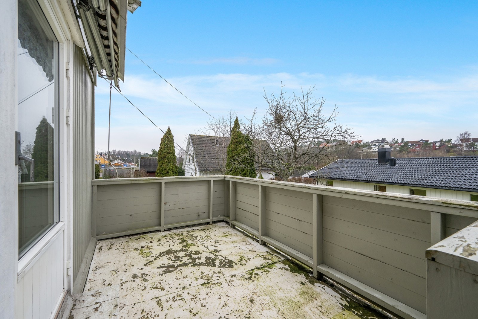 Balkong tilhørende leiligheten i 1. etasje med trapp ned til hagen. Galleribilde