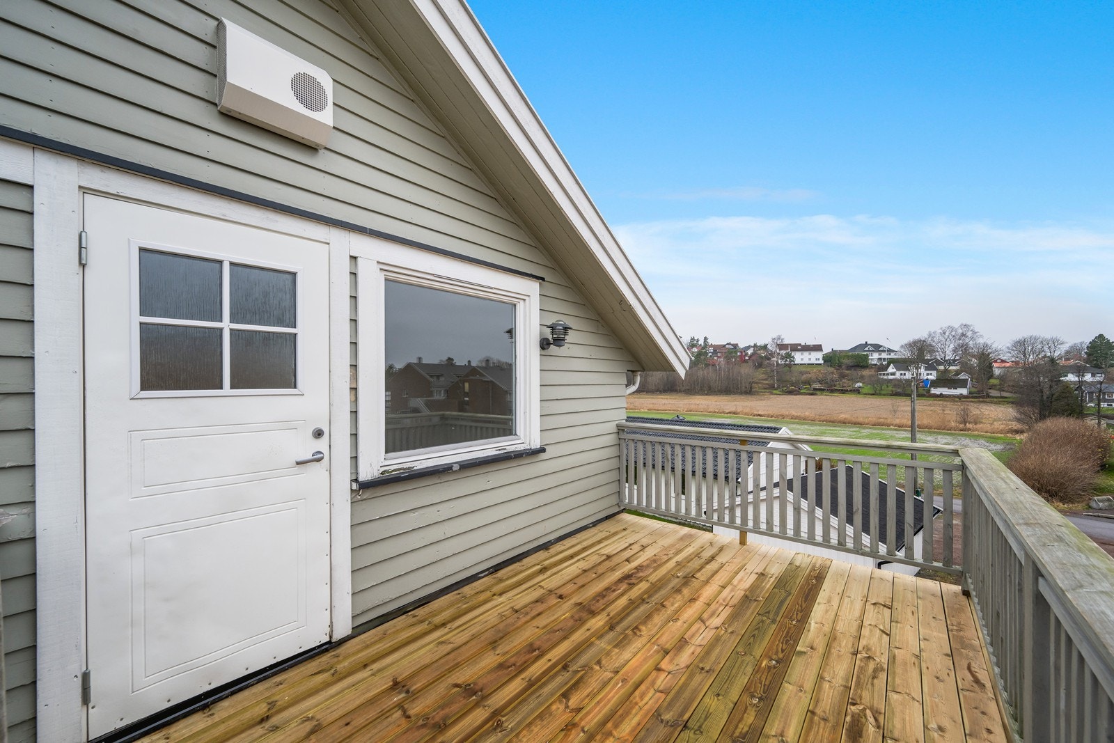 Balkong ved inngangen til leilighet i 2. etasje. Galleribilde