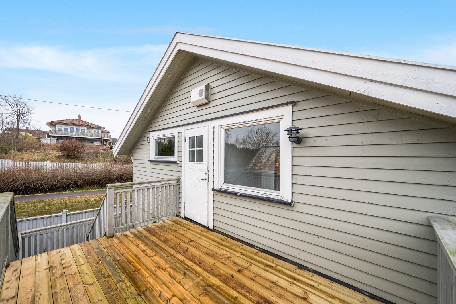 Balkong ved inngangen til leilighet i 2. etasje. Galleribilde