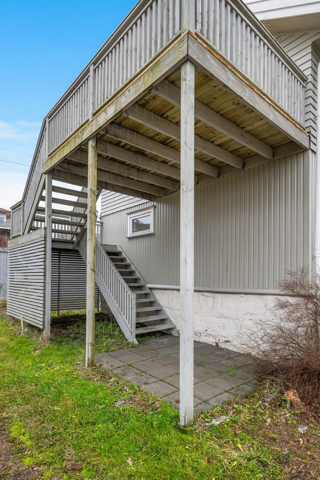 Inngangsparti og balkong til leiligheten i 2. etasje. Galleribilde