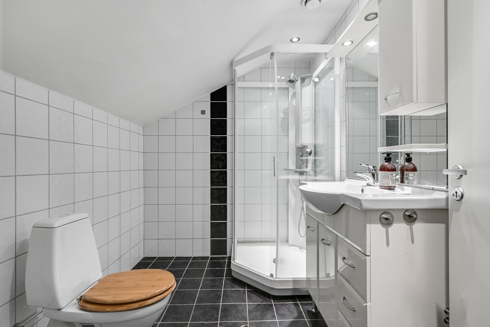 Bad/wc i leilighet 2. etasje. Galleribilde