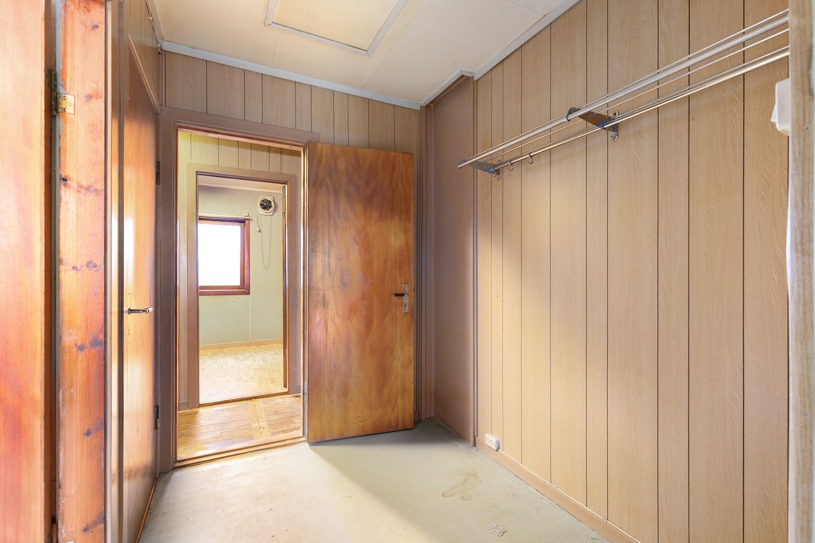 I entré er det god plass til både sko- og yttertøy. Videre er det dør med trapp ned til kjeller samt tilkomst til soverom og gangareal. Galleribilde