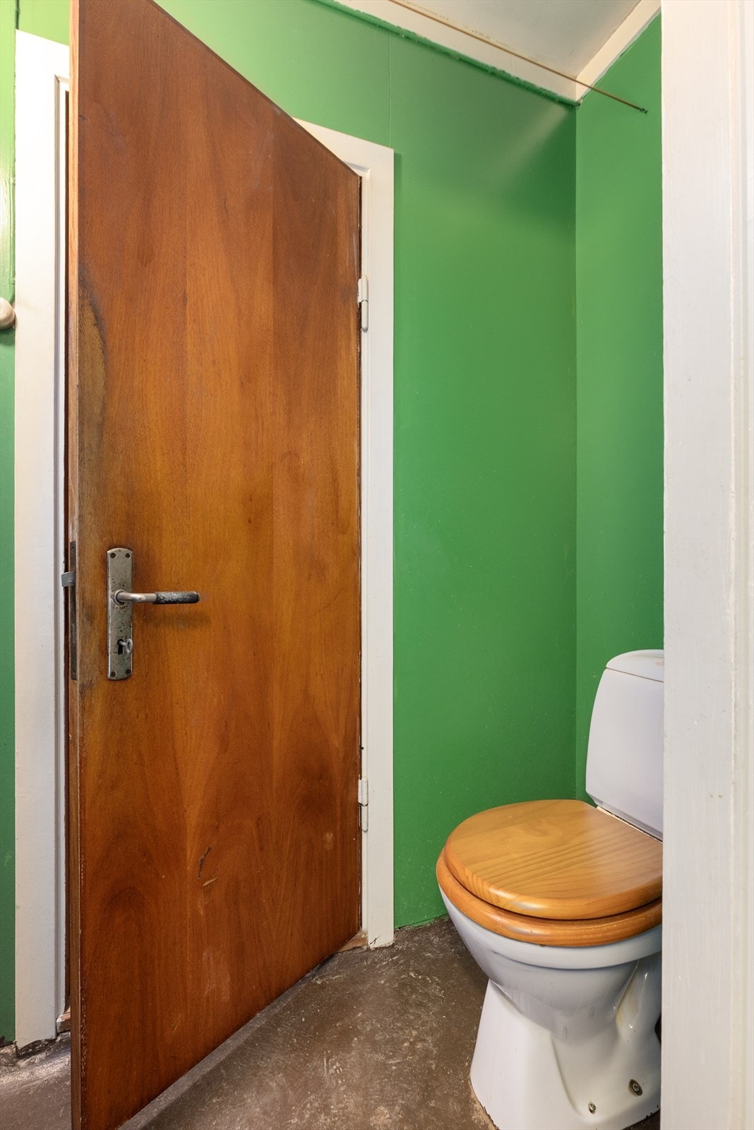 I tilknytning til badet ligger toalettrommet med gulvmontert toalett. Galleribilde