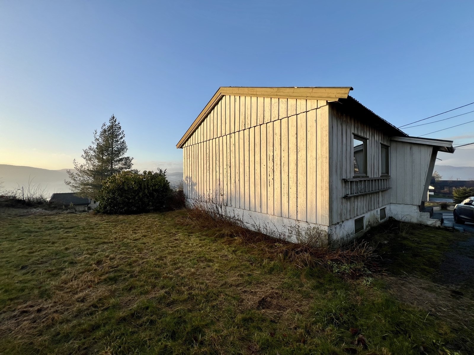 Eiendomsmegler Espen Thoresen presenterer Tangarvegen 4. Foto: Inbovi Galleribilde