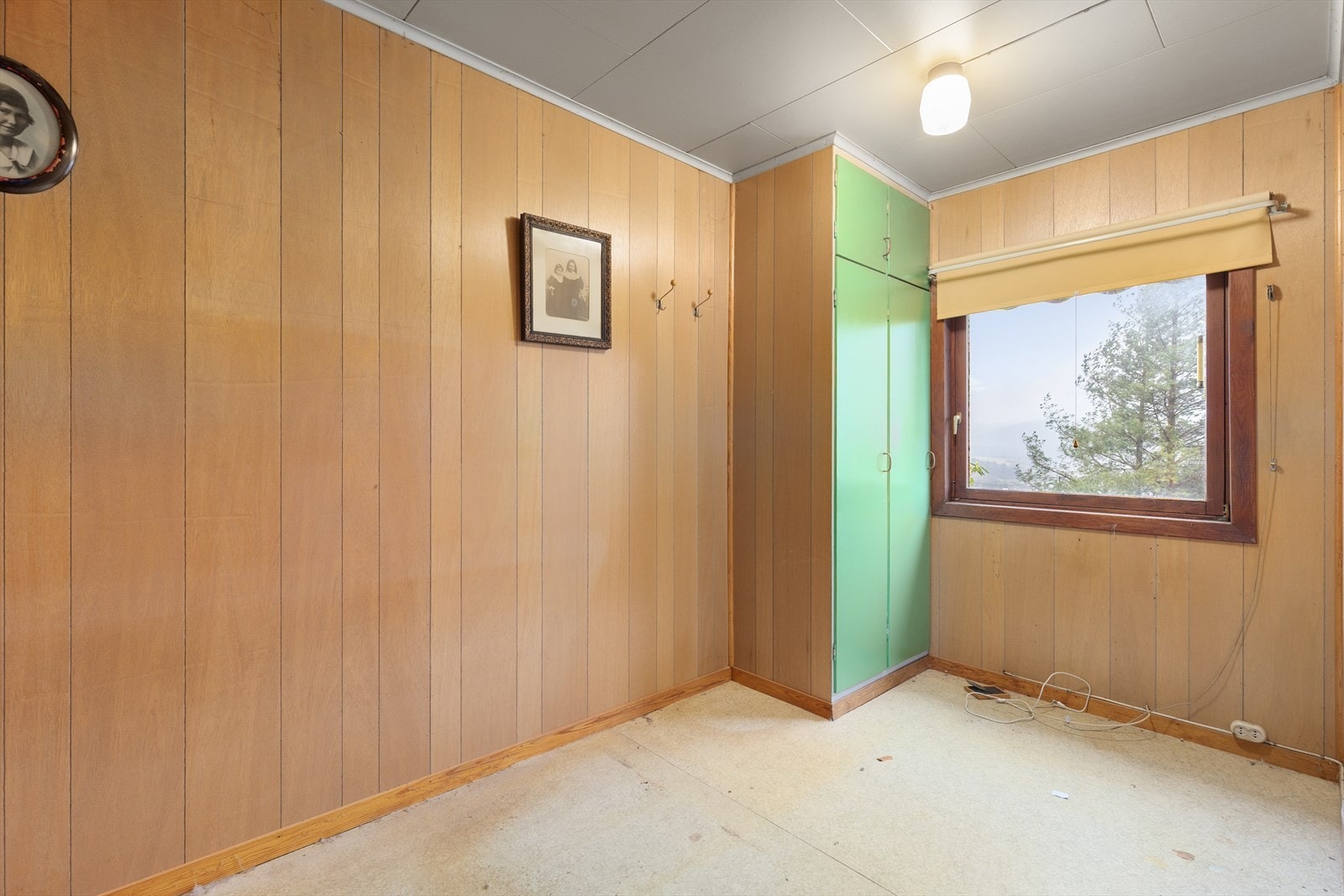 To av soverommene har plassbygget garderobeskap til klesoppbevaring. Galleribilde