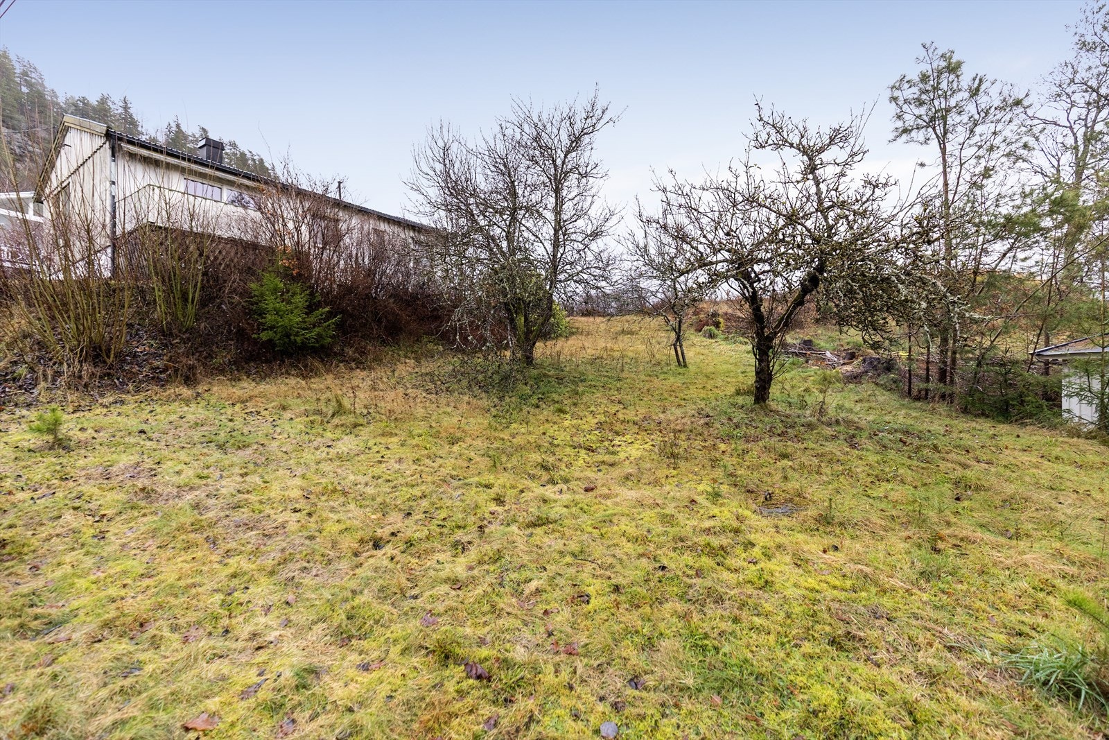 Boligen har standard hovedsakelig fra byggeår og har behov for vedlikehold og oppgradering både ute og inne. Dette gir et godt utgangspunkt til å få det akkurat slik man ønsker ! Galleribilde