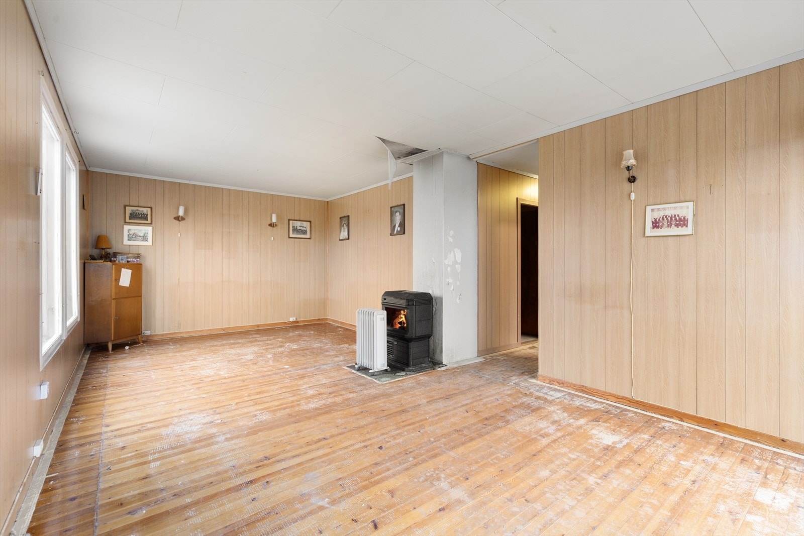 Sentralt i rommet står det murpipe med peisovn som gir god varme på kalde dager. Galleribilde