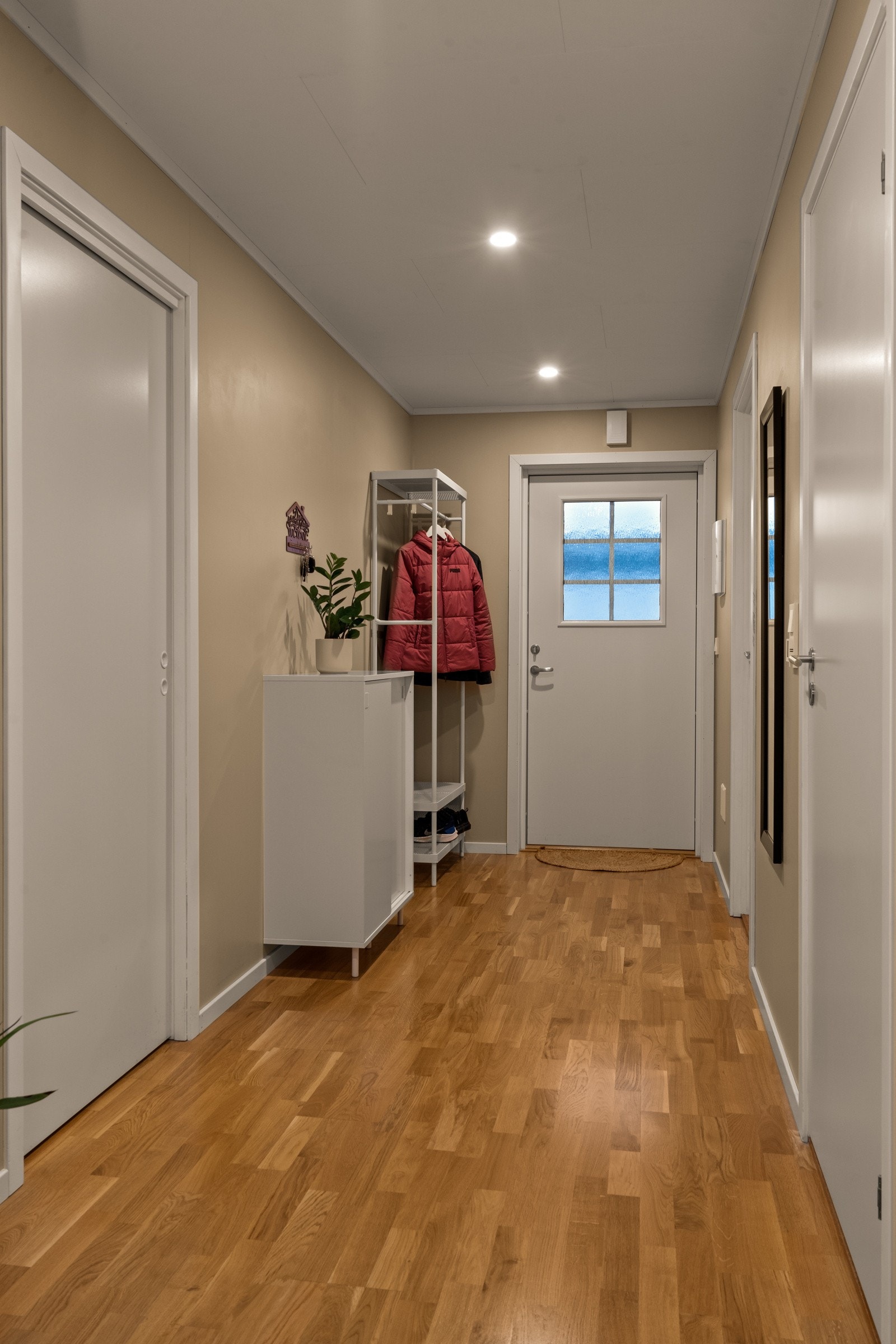 Gang med plass til å henge fra seg yttertøy og kommoder. Galleribilde