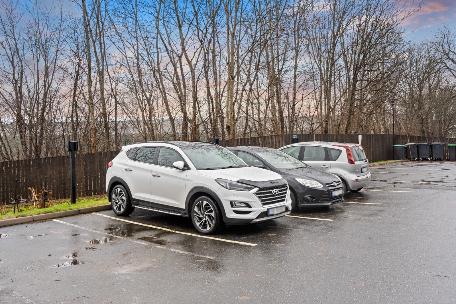 Egen parkeringsplass med mulighet for lading og abonnementsavtale via Elaway. Det er 4 plasser reservert til gjesteparkering. Galleribilde