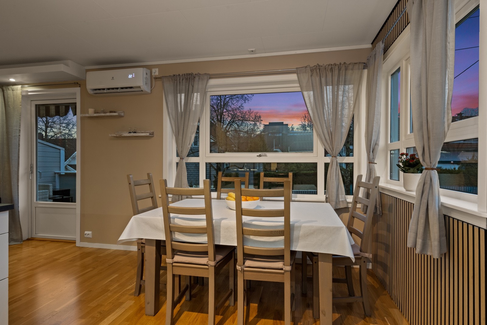 Stue og kjøkken ligger i en delvis åpen løsning med naturlige møbleringssoner. Galleribilde