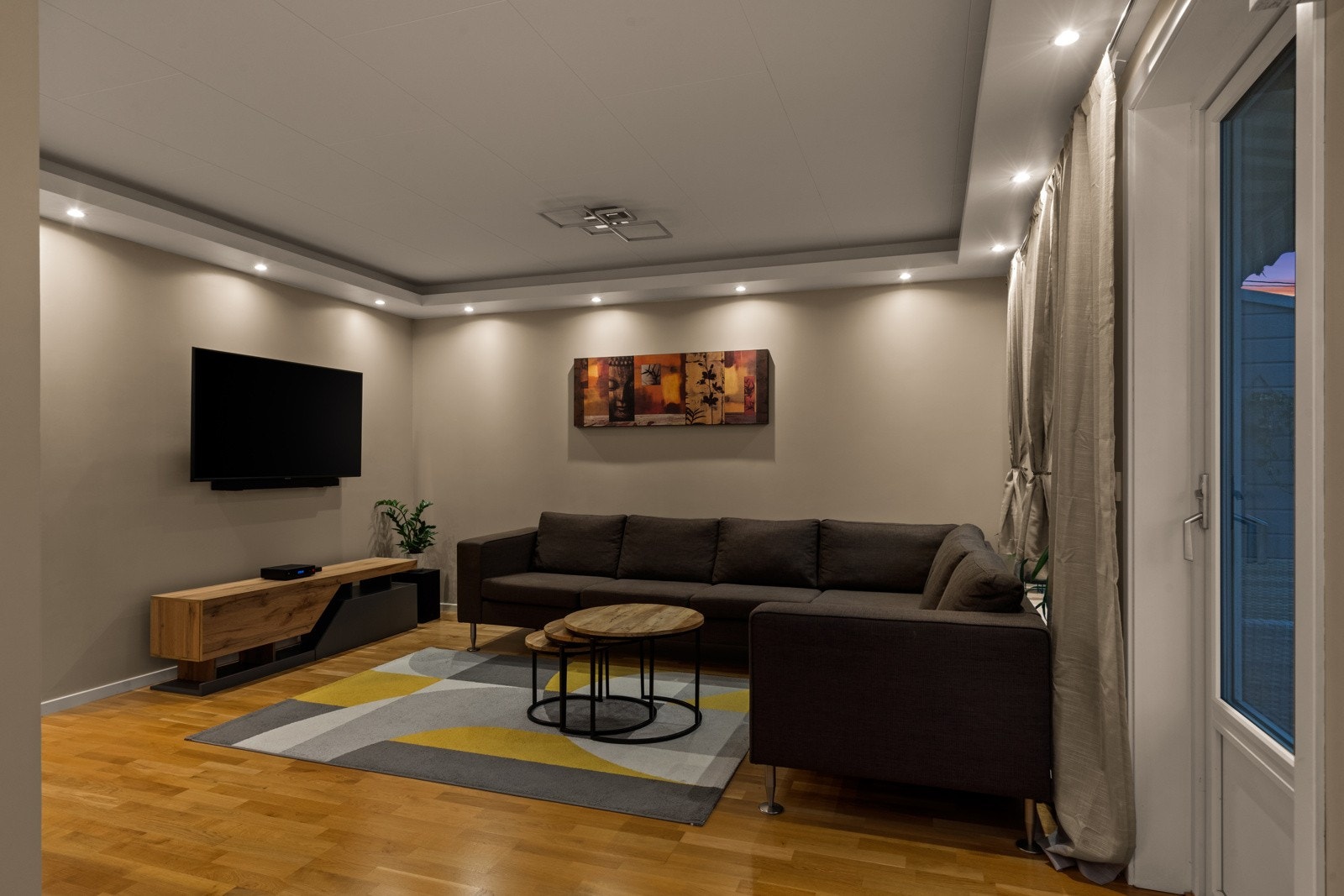 Stuen har plass til blant annet sofagruppe, bord og tv-møbel. Galleribilde