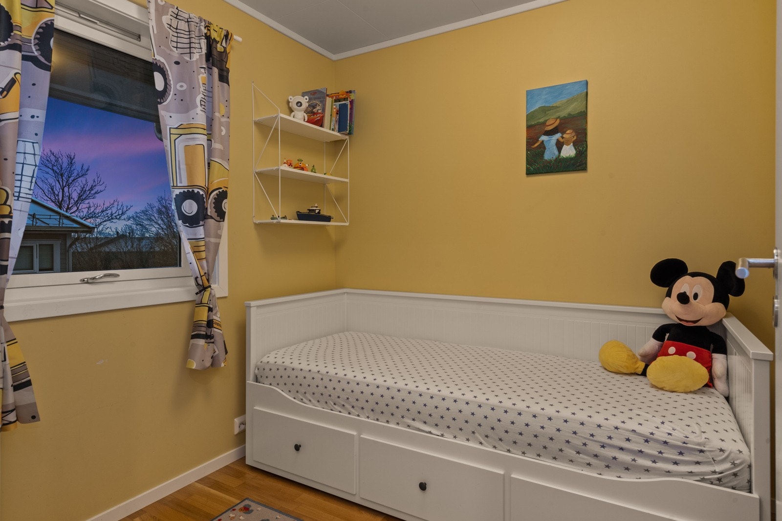 Soverom nr. 2 brukes i dag som barnerom men kan enkelt gjøres om til et kontor, gjesterom eller hva man måtte ha behov for. Galleribilde