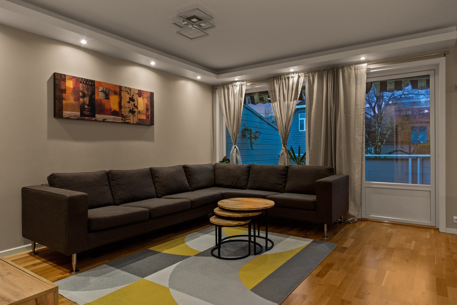 Det er nye takessplater i stue, bad og gang samt spottekasser og nye taklister i stue. Galleribilde