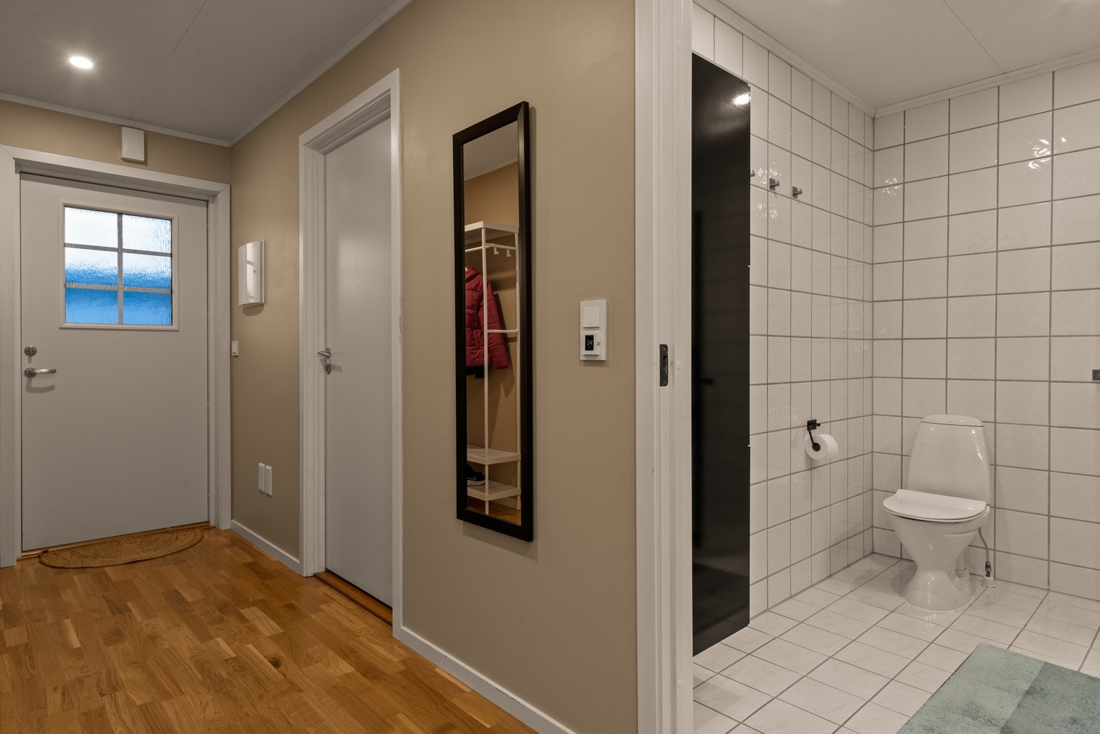 Fra gangen er det inngang til et romslig baderom. Galleribilde