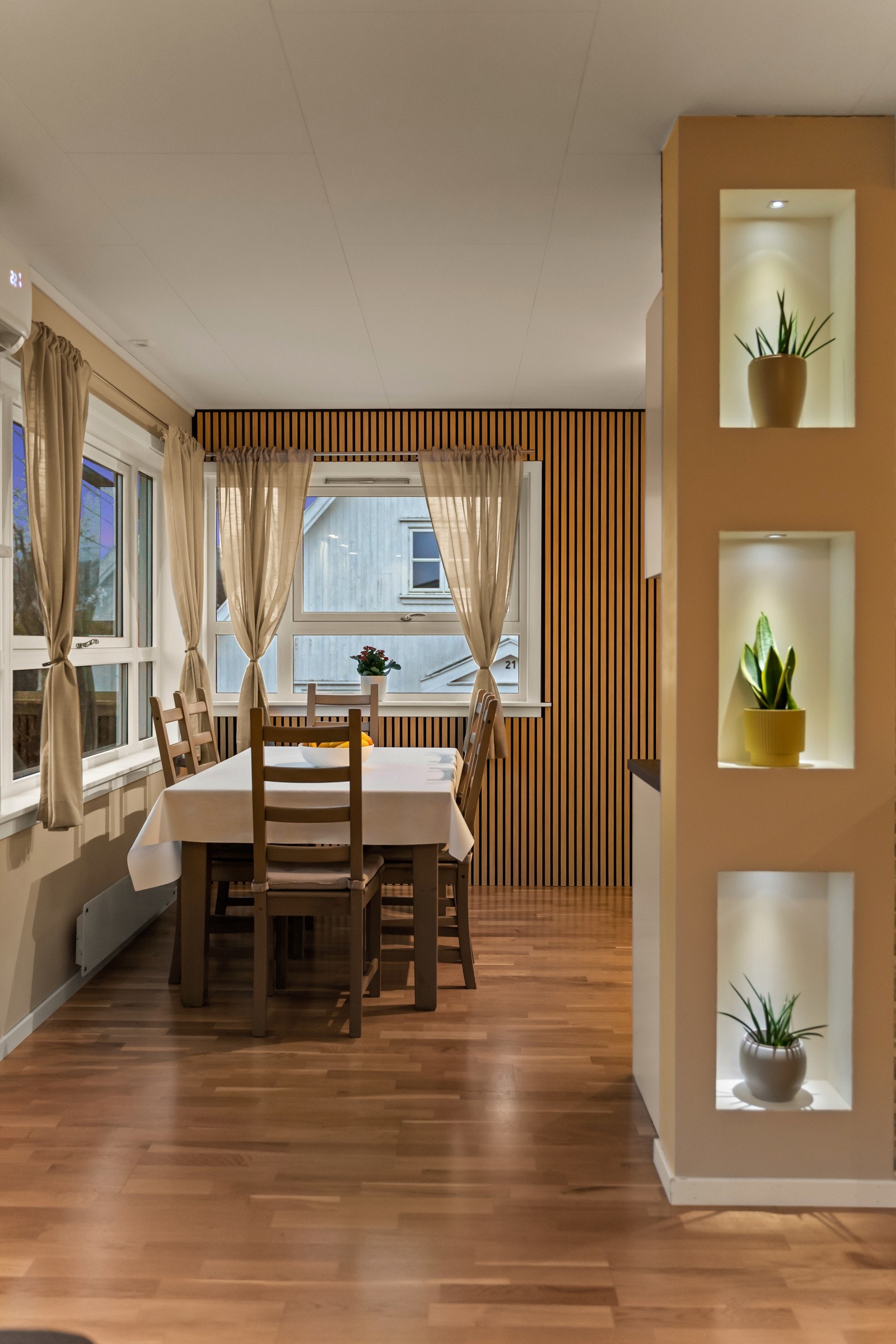 Plassbygd nisje med integrert belysning gir rommet "det lille ekstra". Galleribilde