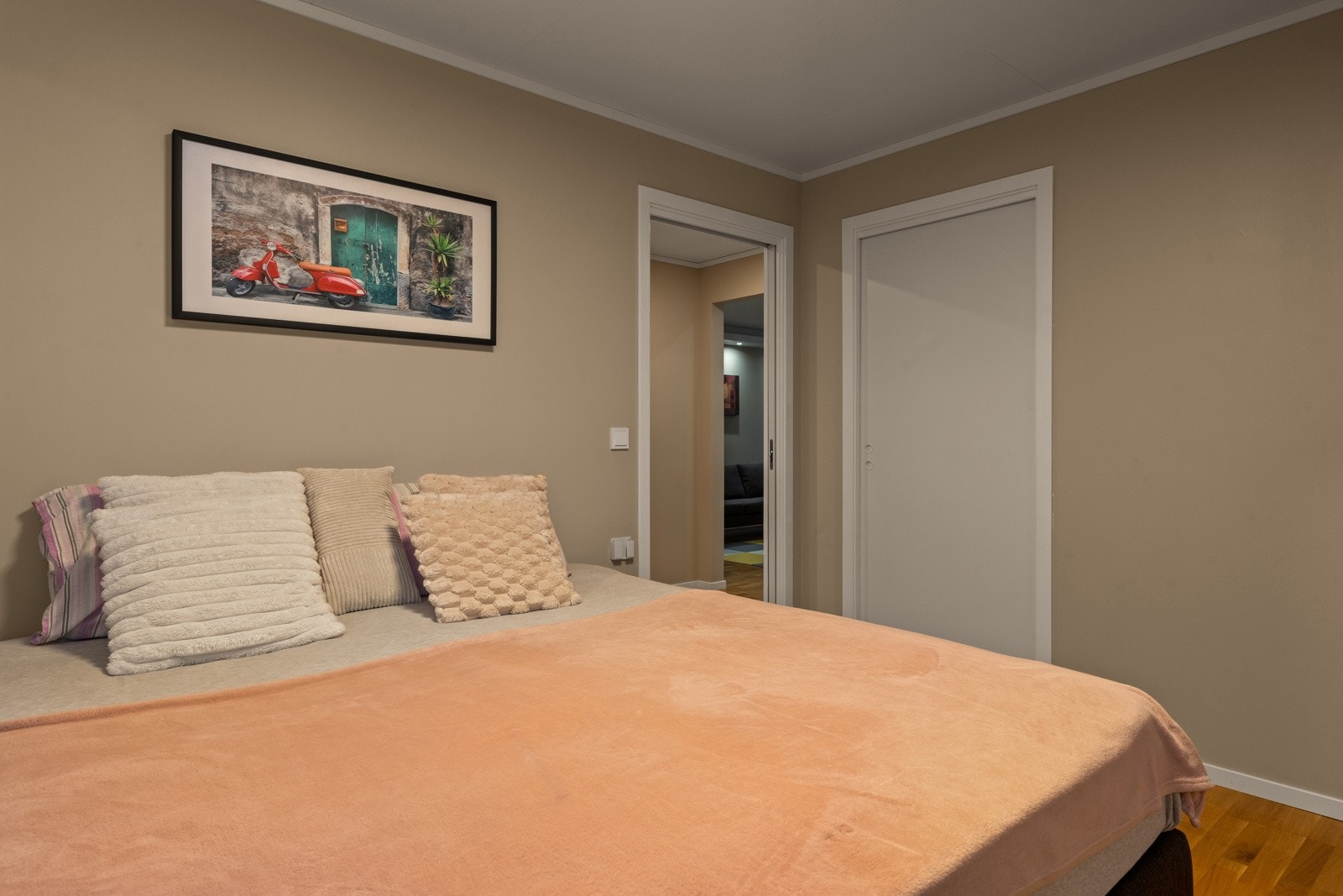 Leiligheten har to soverom av god størrelse. Hovedsoverommet har god plass til dobbeltseng, nattbord og her er det montert stor skyvedørsgarderobe. Galleribilde