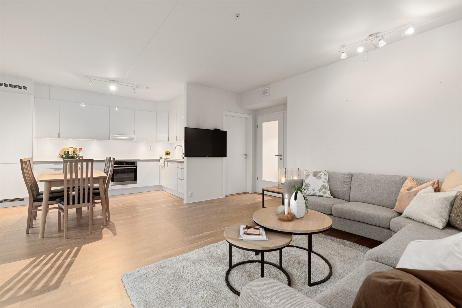 Åpen løsning mellom stue og kjøkken Galleribilde