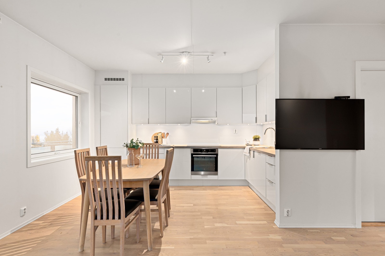 Det er god plass til spisestue ved kjøkkenet Galleribilde