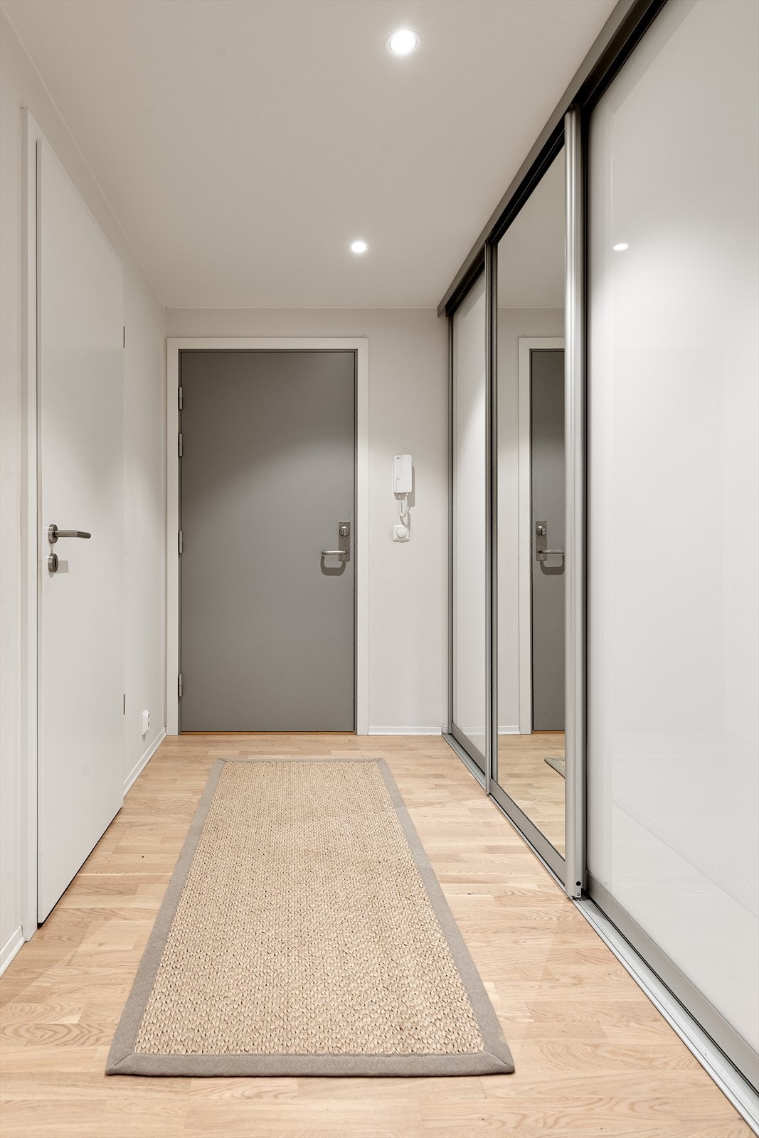 Stor og praktisk skyvegarderobe i gangen Galleribilde