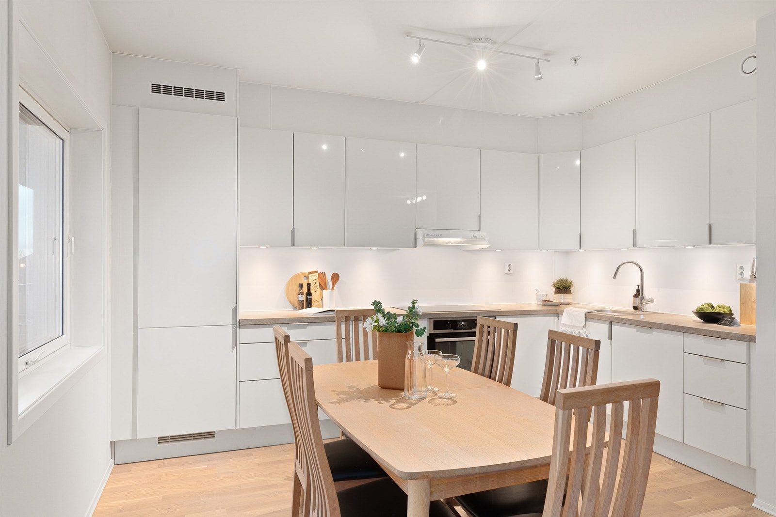 Godt med skapplass på kjøkkenet Galleribilde