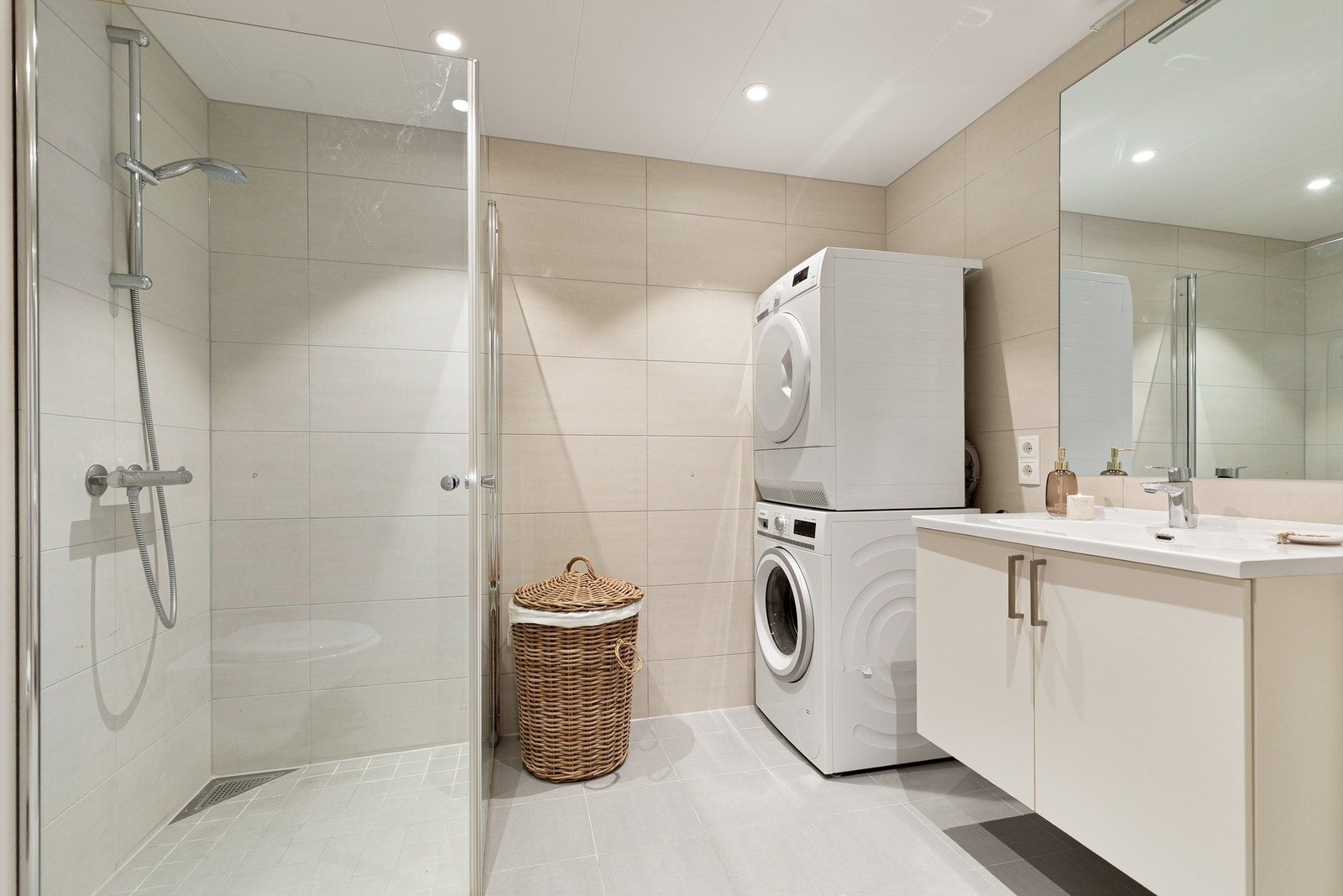 Pent flislagt bad/vaskerom Galleribilde