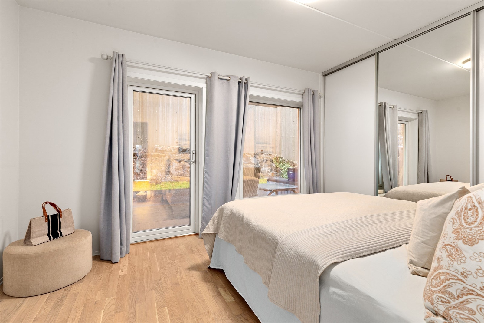 Hovedsoverom med utgang til terrasse og skyvegarderobe Galleribilde