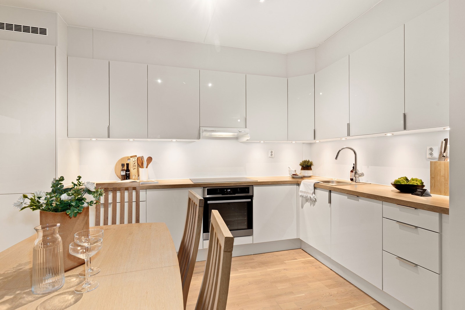 Det er integrerte hvitevarer på kjøkkenet Galleribilde