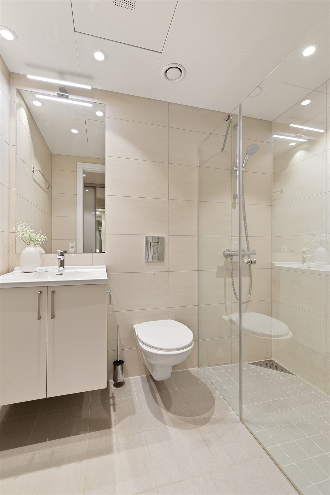 Pent flislagt bad i tilknytning til hovedsoverom Galleribilde