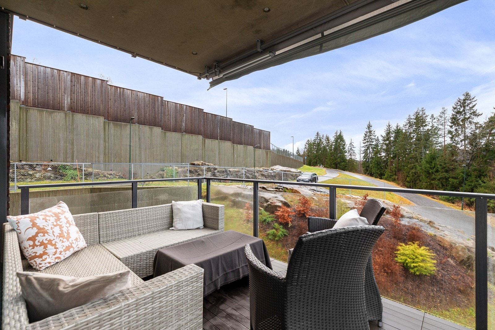 Utenfor stuen er det en stor vinkelterrasse med markise Galleribilde