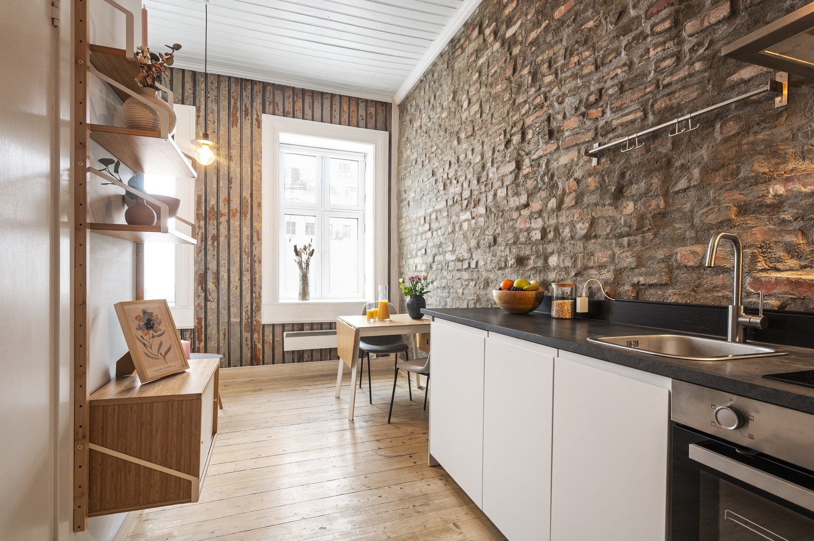 En attraktiv og velholdt 2-roms selveierleilighet beliggende i en klassisk bygård med svært sentral beliggenhet. Galleribilde