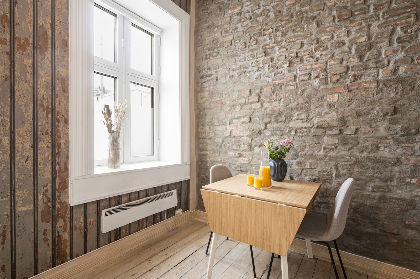 Rommet gir gode muligheter for variert møblering, her er det plass til både sofa og spiseplass. Galleribilde