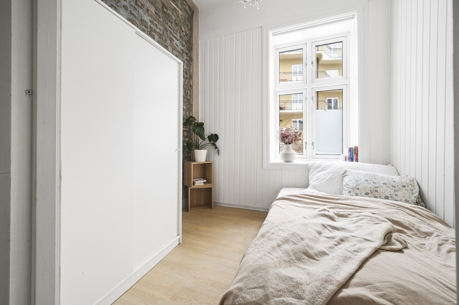 Soverommet fremstår som lyst og innbydende, med god plass til seng, tilhørende nattbord og garderobeløsninger. Rommet vender mot rolig bakgård, noe som gir en skjermet og stille beliggenhet. Galleribilde