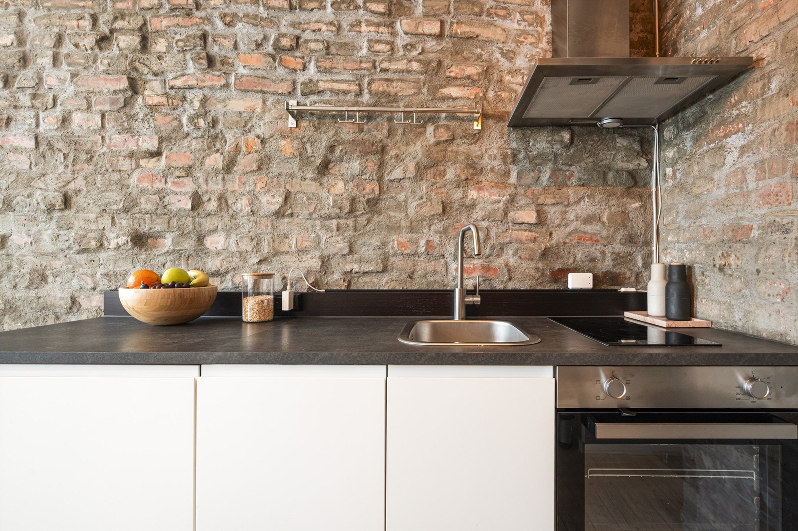 Kjøkkenet er praktisk utformet med effektive arbeidsflater og legger godt til rette for matlaging. Innredningen består av glatte fronter og laminert benkeplate med nedfelt oppvaskkum og ettgreps blandebatteri samt integrerte hvitevarer. Galleribilde