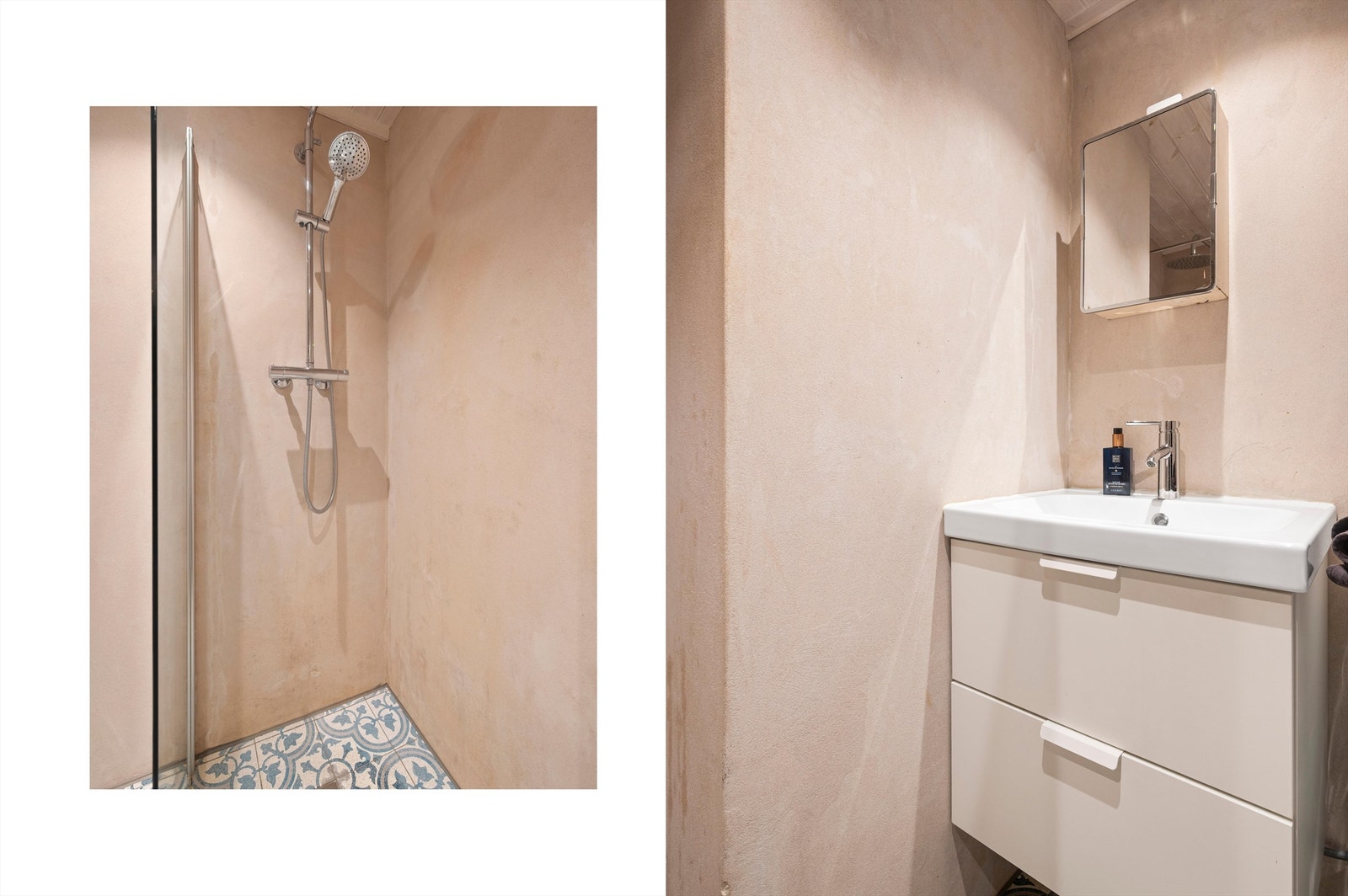 Badet er utstyrt med dusj, servant med underskap, speilskap, toalett samt opplegg for toppmatet vaskemaskin. Galleribilde