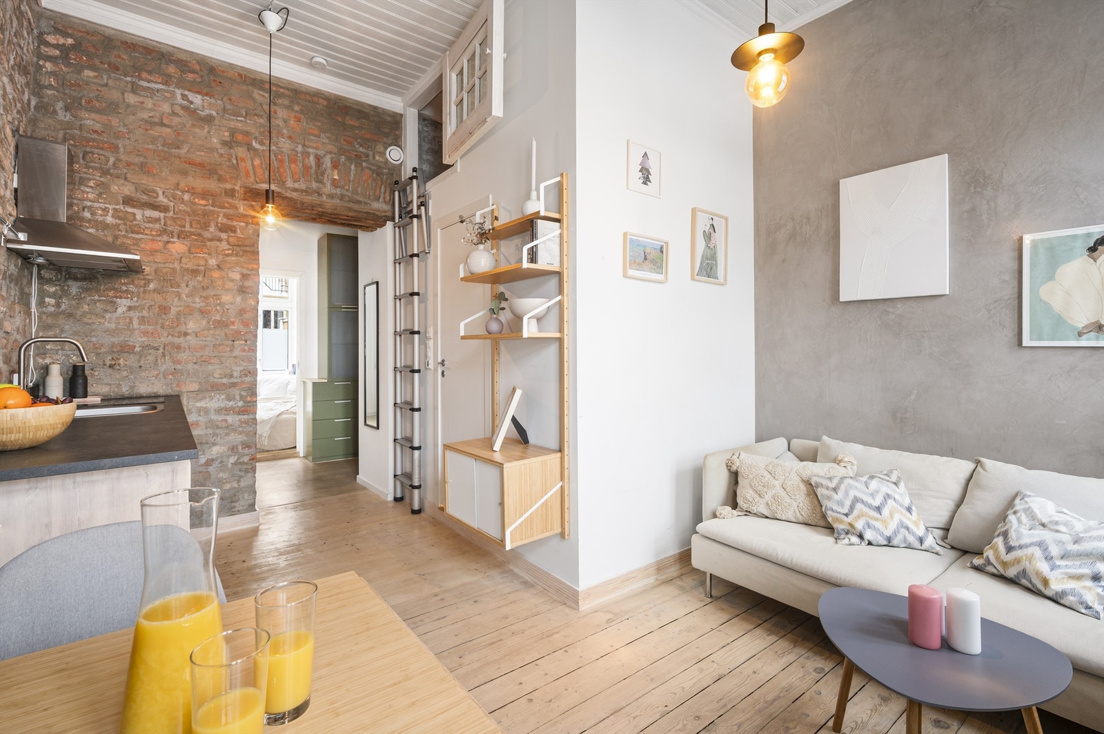 Stuen oppleves som både lys og romslig, med en svært behagelig atmosfære. Galleribilde