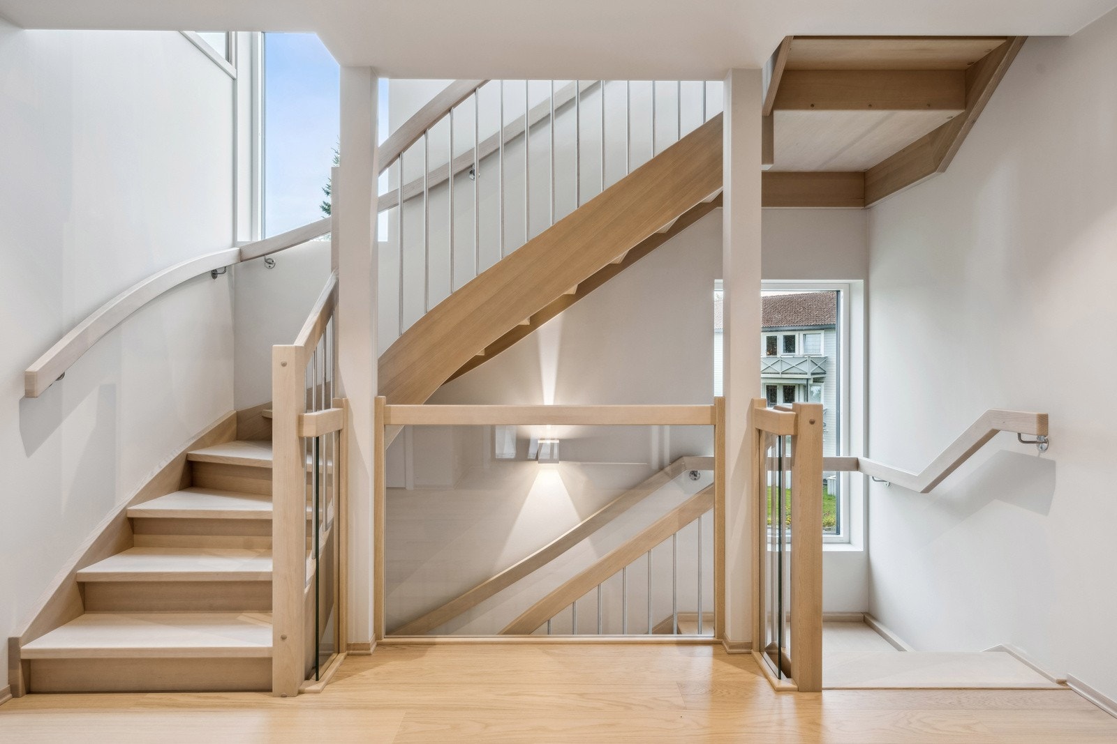 Hallen fordeler seg videre til etasjens 3 soverom samt bad og ekstratoalett. Galleribilde