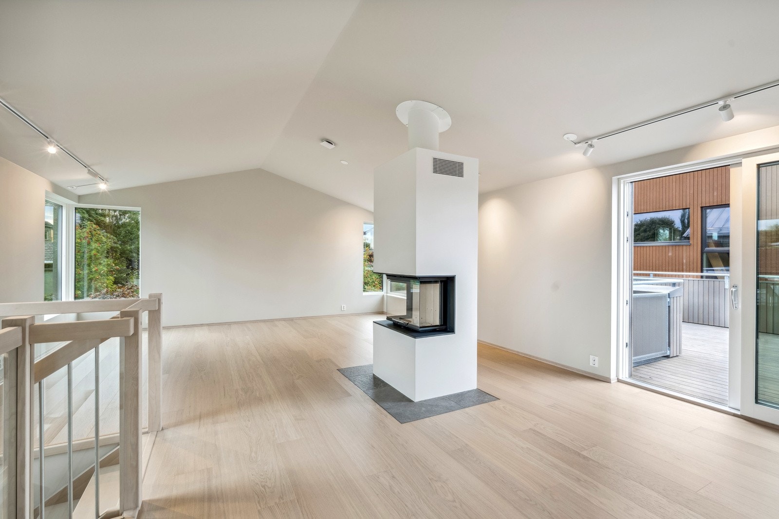 Pen 1-stavs parkett, store vindusflater og god takhøyde preger hele 2.etasjen og gjør dette til et perfekt samlingssted for hele familien. Galleribilde