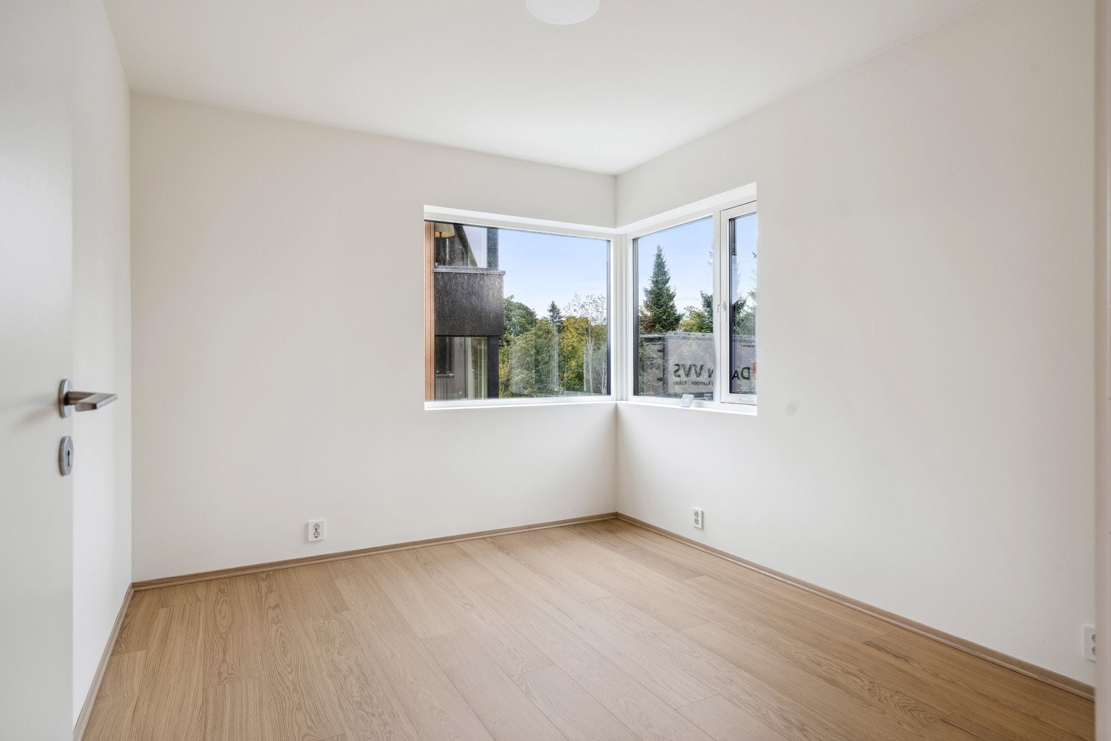 I 1.etasje finner man boligens 3 soverom. Felles for alle soverom i boligen er store vindusflater og romslig størrelse. Galleribilde