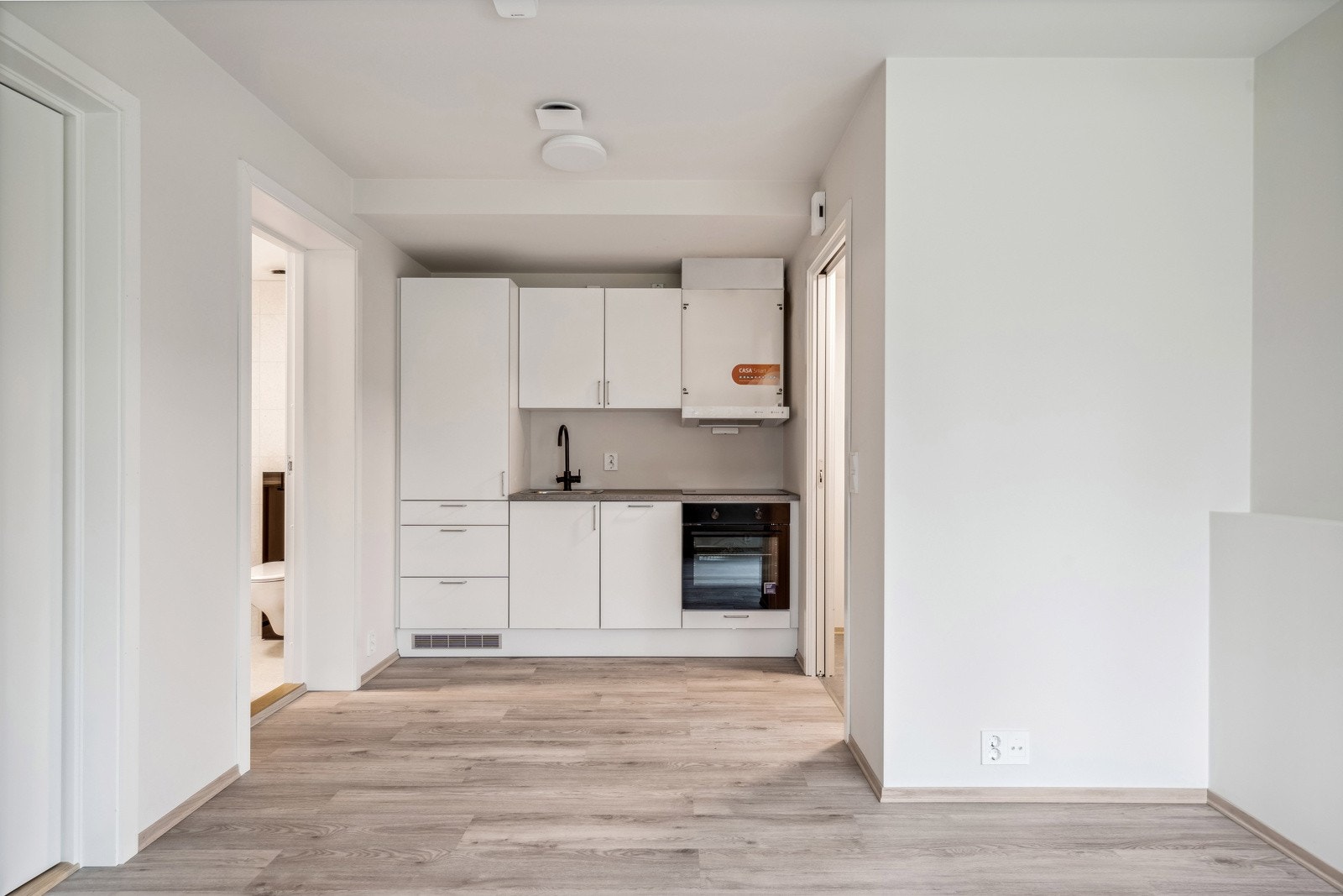 Stue og kjøkken i åpen løsning. Egen inngang fra bakkeplan. Galleribilde