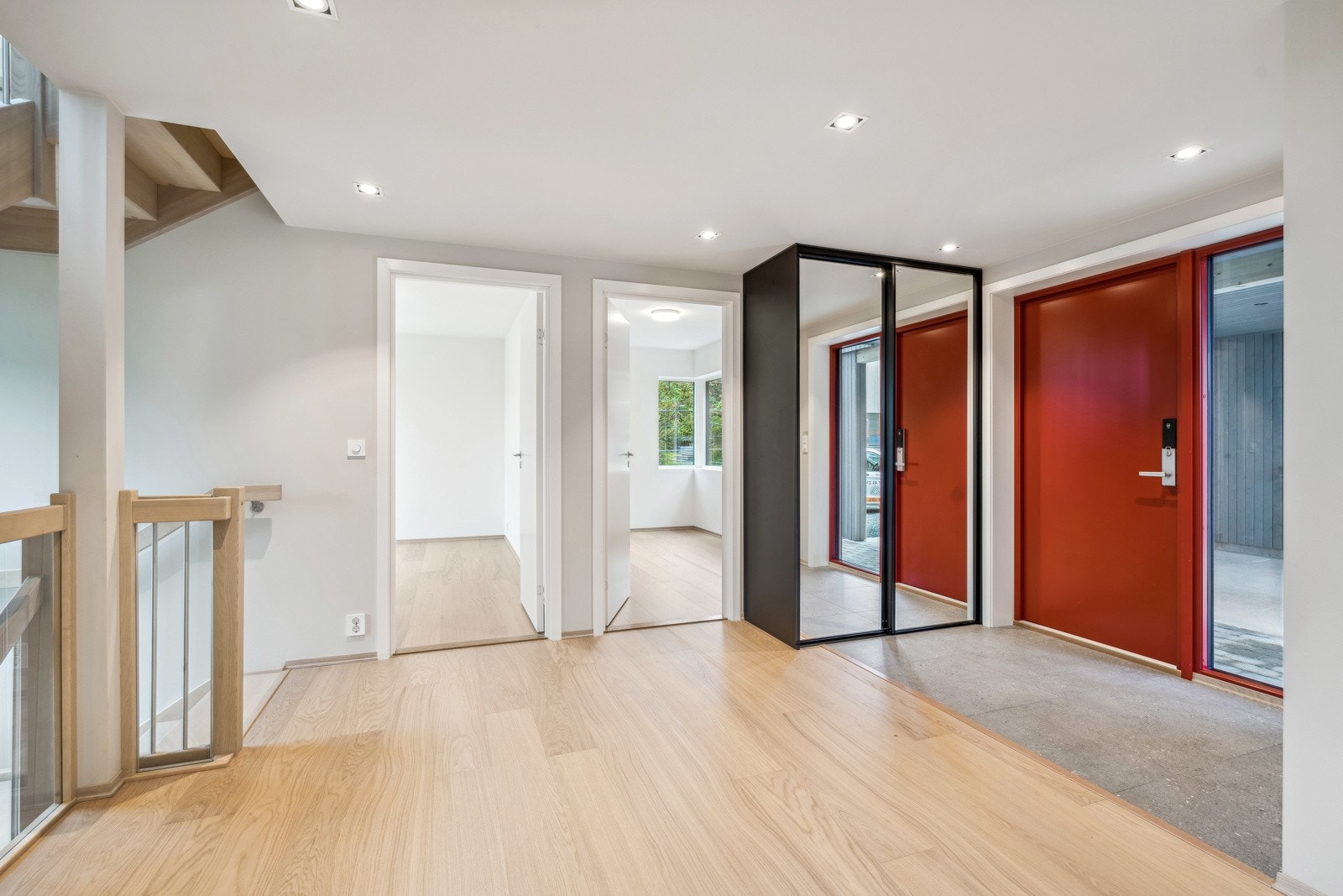 Når man kommer inn i boligen møtes man av en romslig og trivelig entré/hall delvis flislagt og med behagelig vannbåren gulvvarme Galleribilde